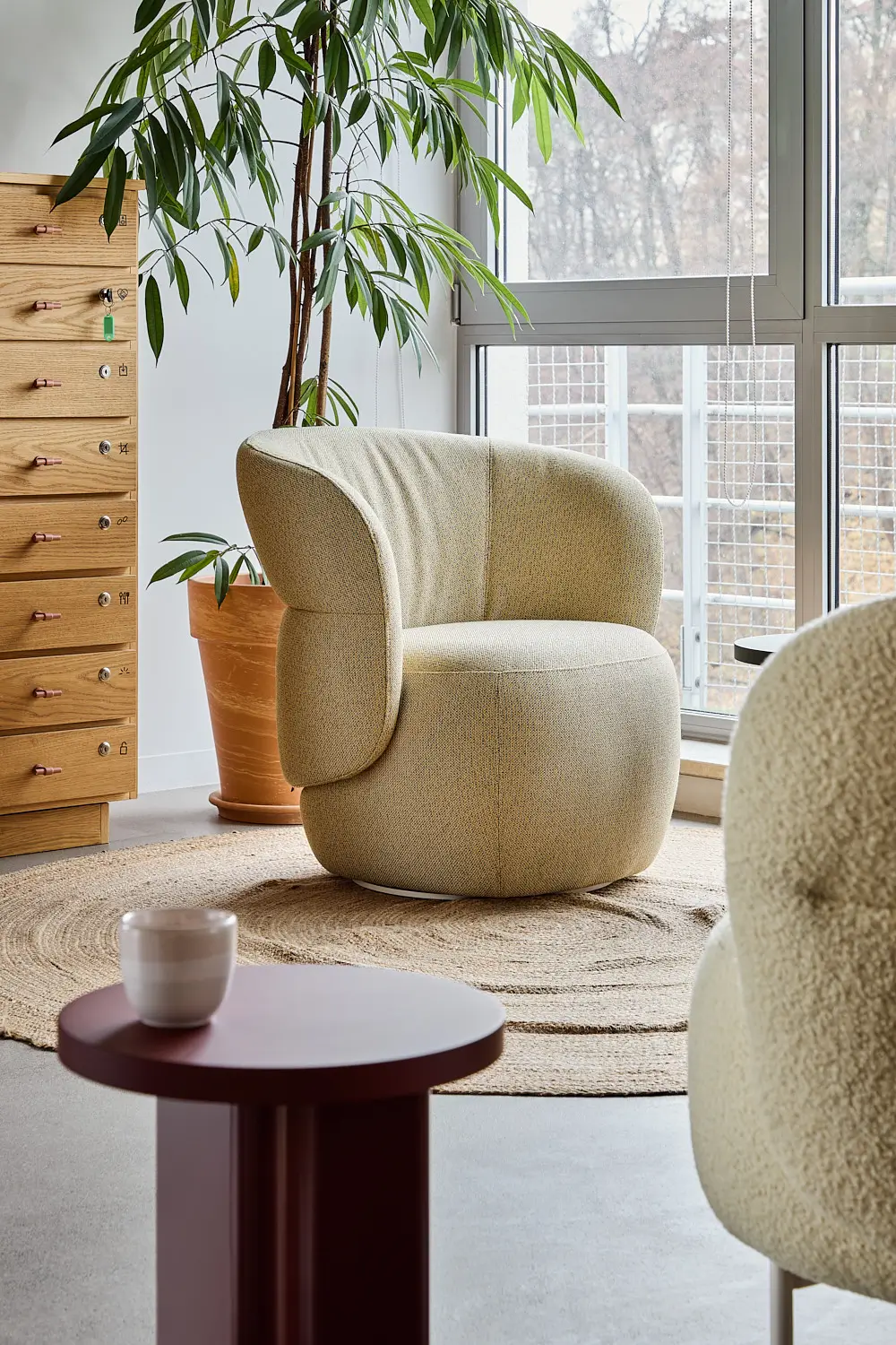 Noti Cactus Beistelltisch Ø 45 cm neben einem Sessel in einem modernen Lounge-Bereich