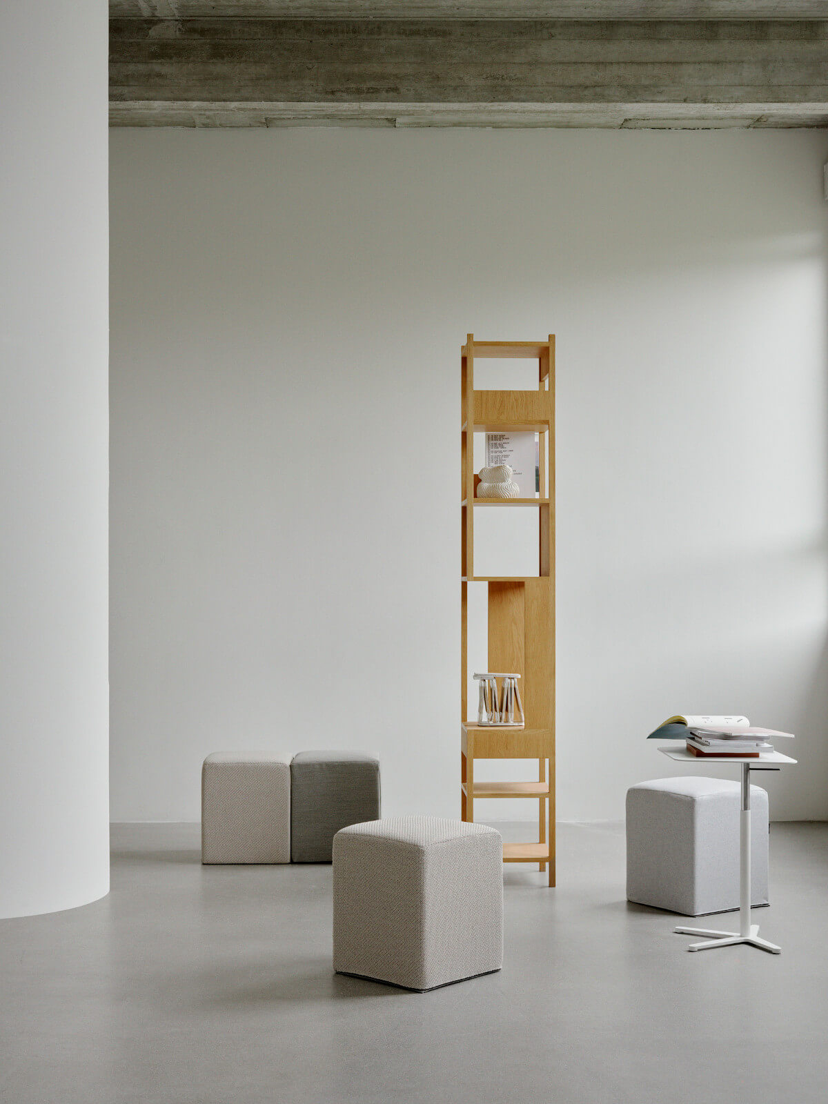 Design Pouf Hocker von Softline, gepolstert und kompakt, ideal als Sitzhocker oder Fußablage im Wohnbereich