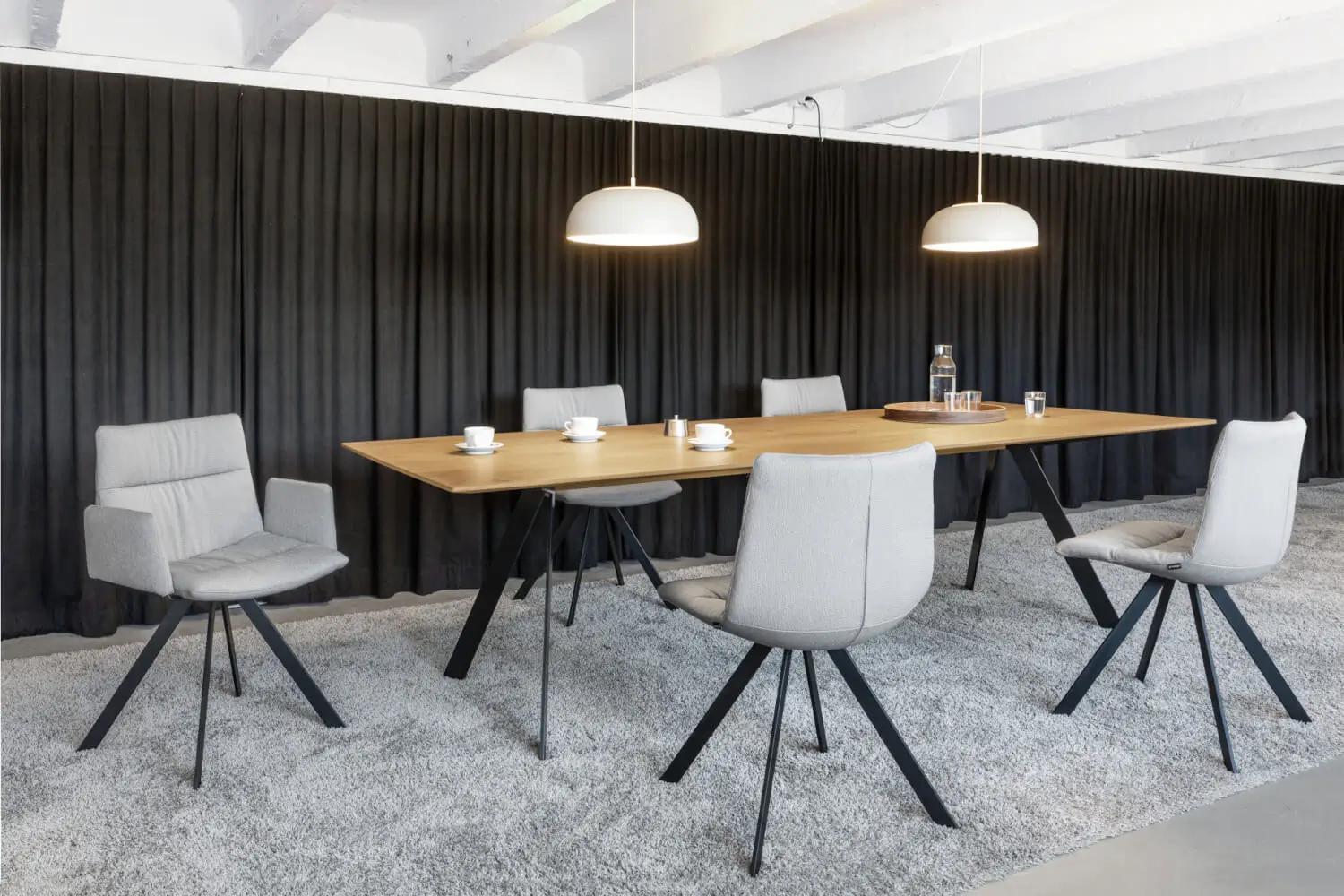 Girsberger Barra Work Tisch im modernen Konferenzbereich.