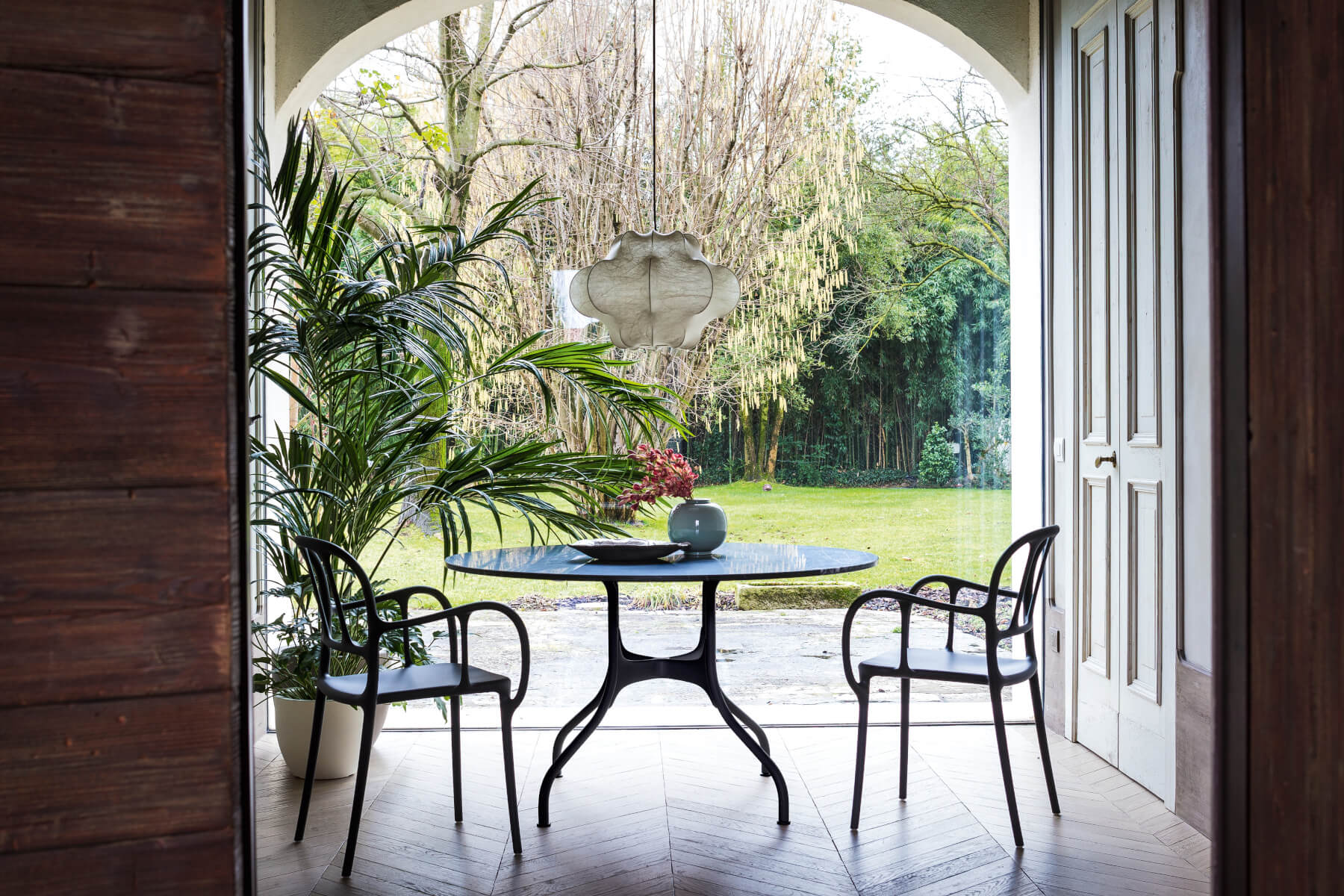 Moderner Magis Milà Stuhl im Wohn- oder Arbeitsbereich, leicht, elegant und komfortabel – Made in Italy