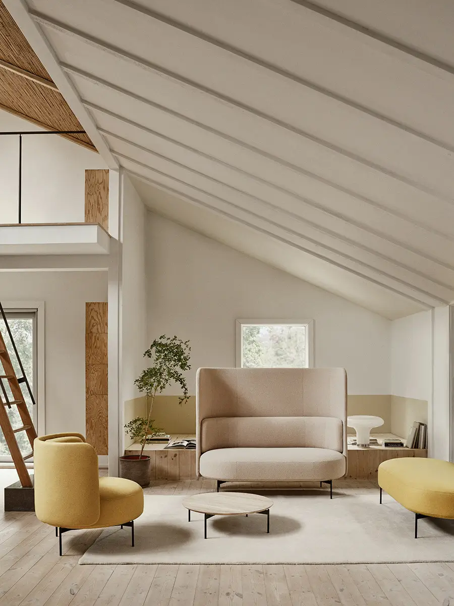 Softline Joe Hocker Large in Gelb in einem hellen Wohnambiente mit passenden Sitzmöbeln, rundem Couchtisch und modernem Holzboden.