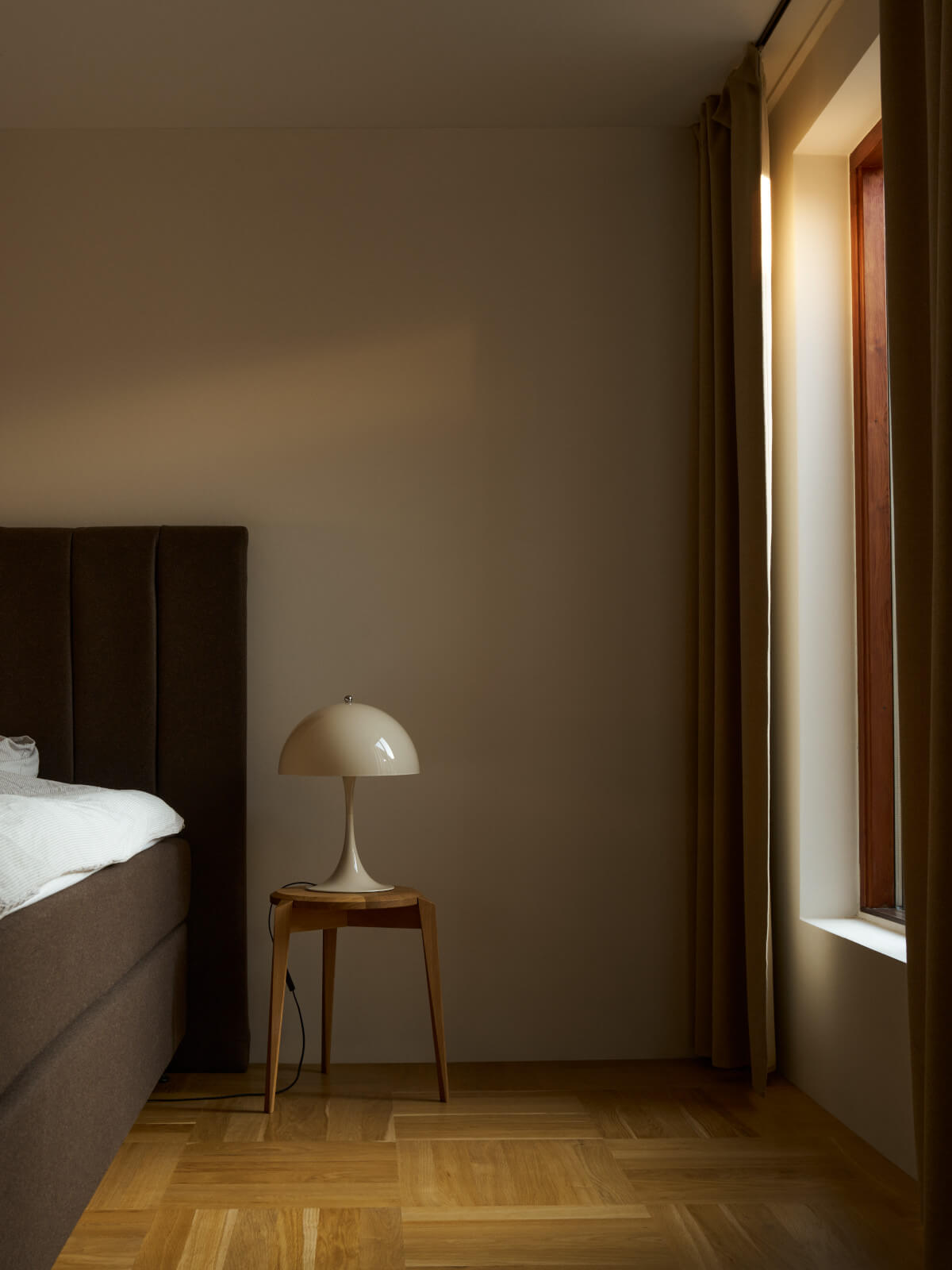 Louis Poulsen Panthella 320 Tischleuchte mit halbkugelförmigem Schirm für warmes, stimmungsvolles Licht.