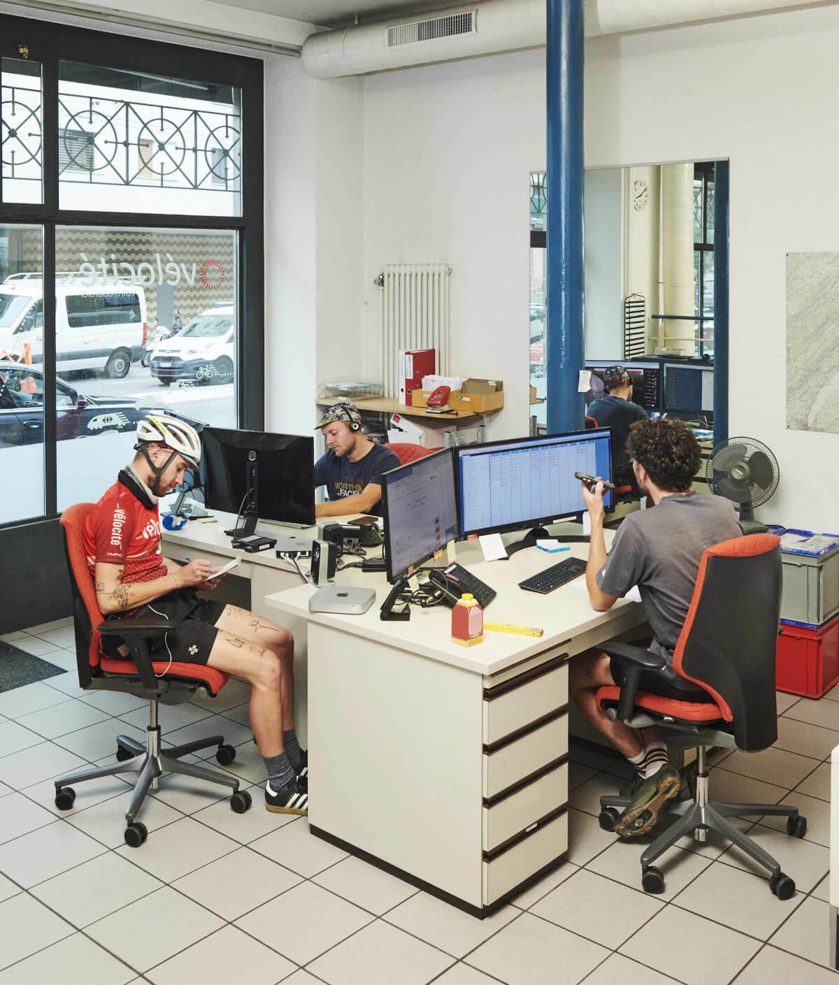 Giroflex 64-9778 Arbeitsplatzstuhl mit ergonomischer Form, Kopfstütze und Armlehnen für hohen Sitzkomfort im Büro