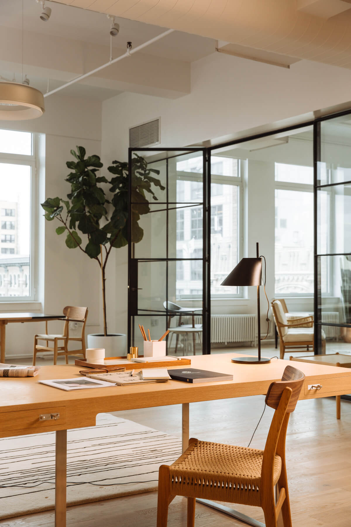 Elegante Louis Poulsen Yuh Tischleuchte mit modernem Design und stimmungsvollem Ambiente-Licht.