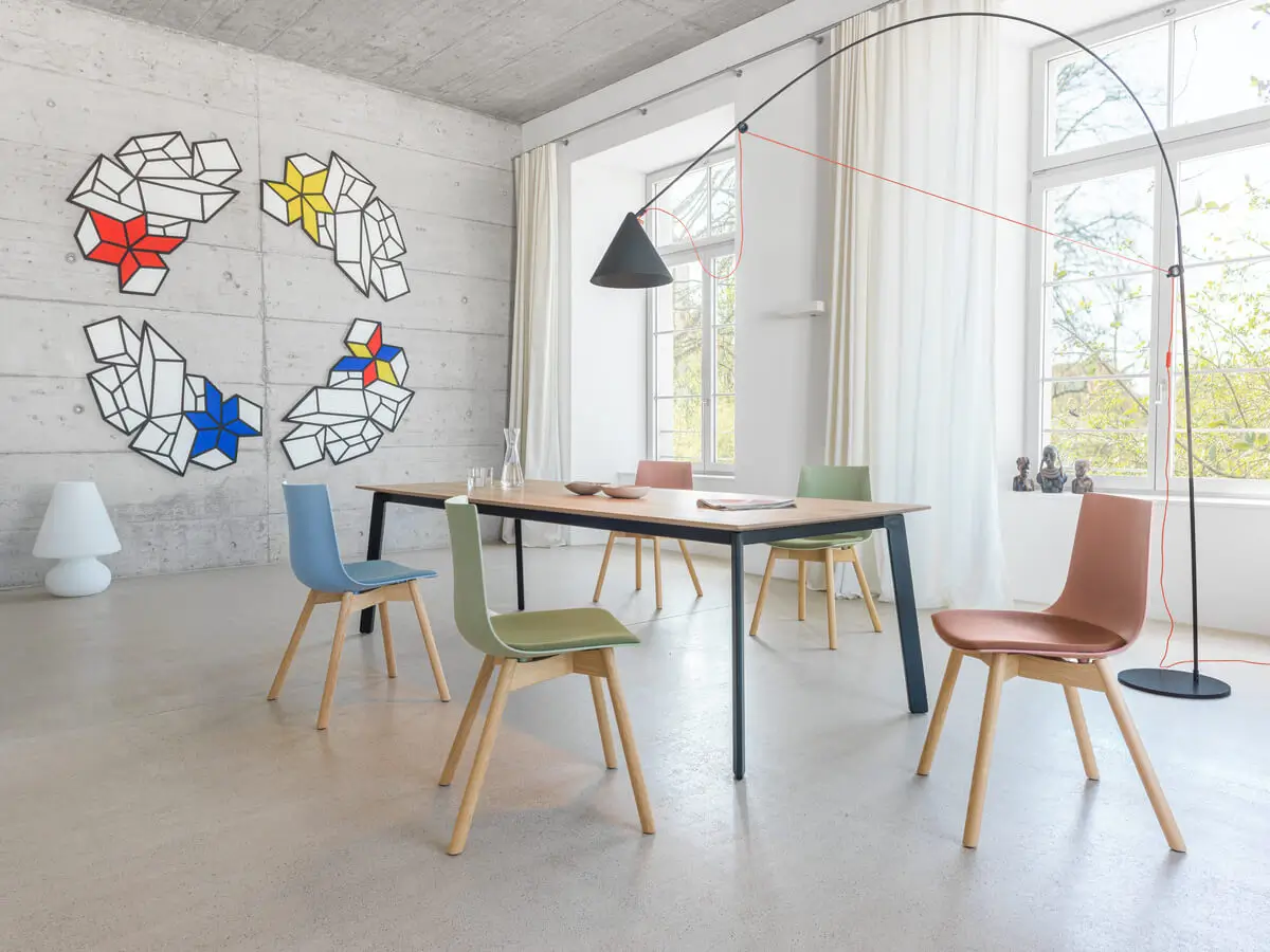 Girsberger Nava Stühle mit Holzgestell als moderne Sitzgelegenheit rund um den Esstisch.