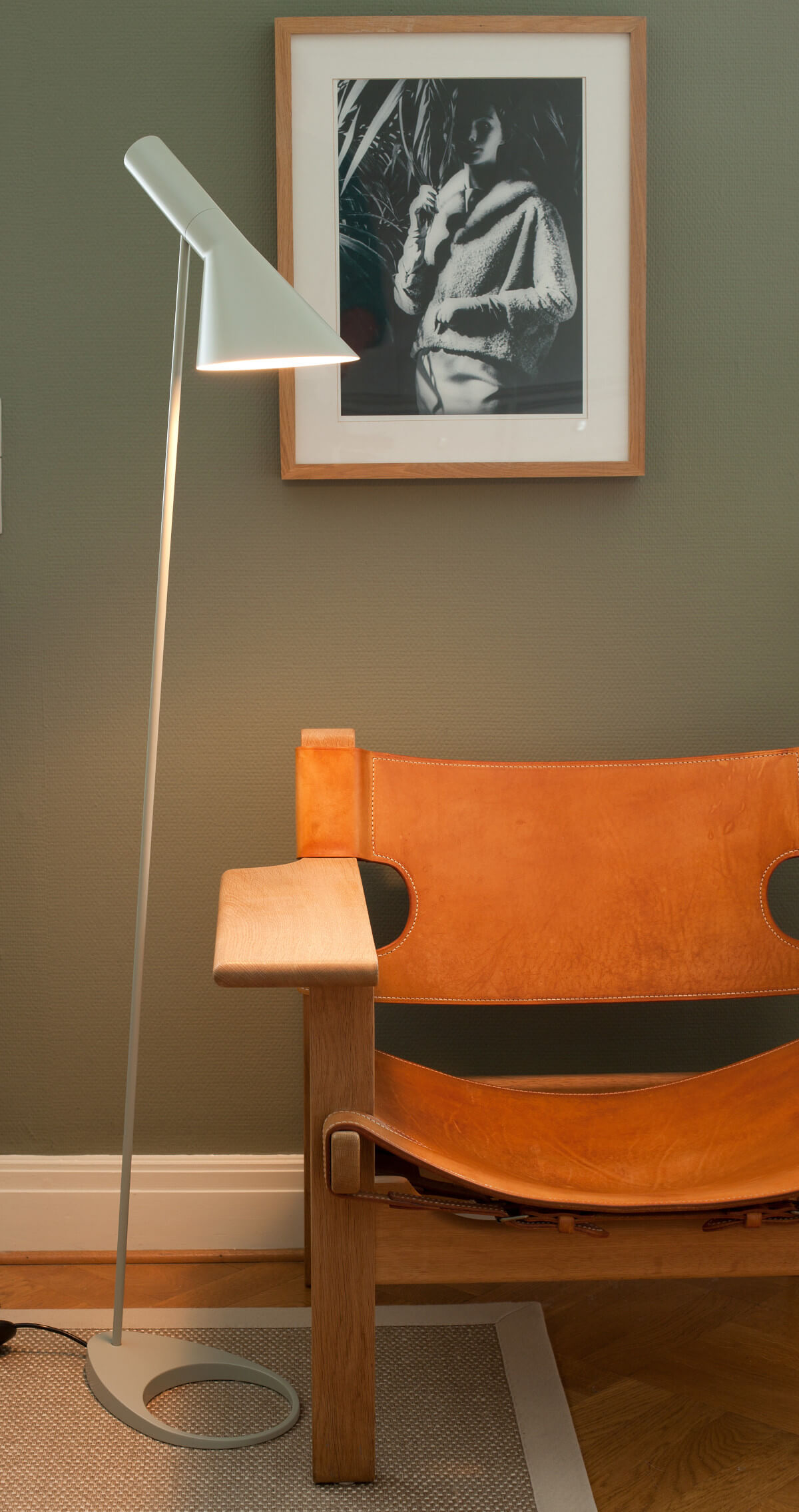 Moderne AJ Stehleuchte von Louis Poulsen mit präziser Lichtlenkung und hochwertiger Verarbeitung.