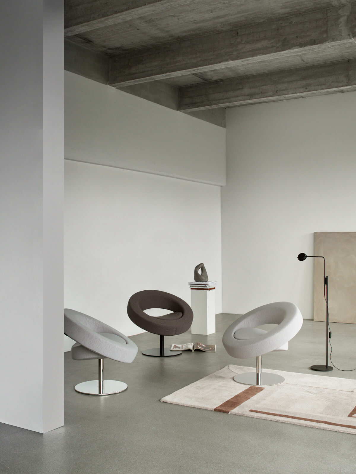 Drehbarer Hello Drehsessel von Softline mit weicher Polsterung und elegantem Design, ideal für Komfort und Stil