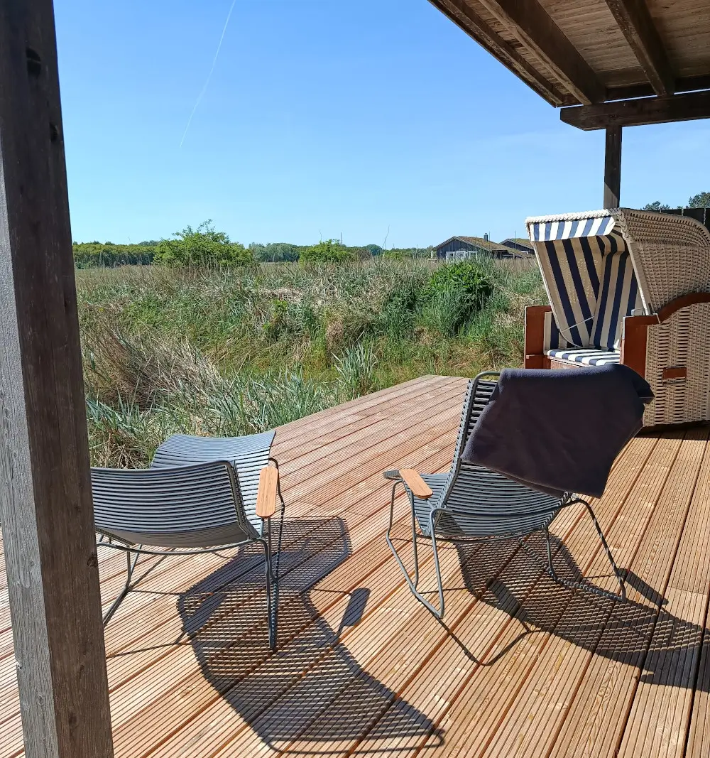 stranddorf-augustenhof-fdb-moebler-loungesessel-terrasse.webp?width=3000
