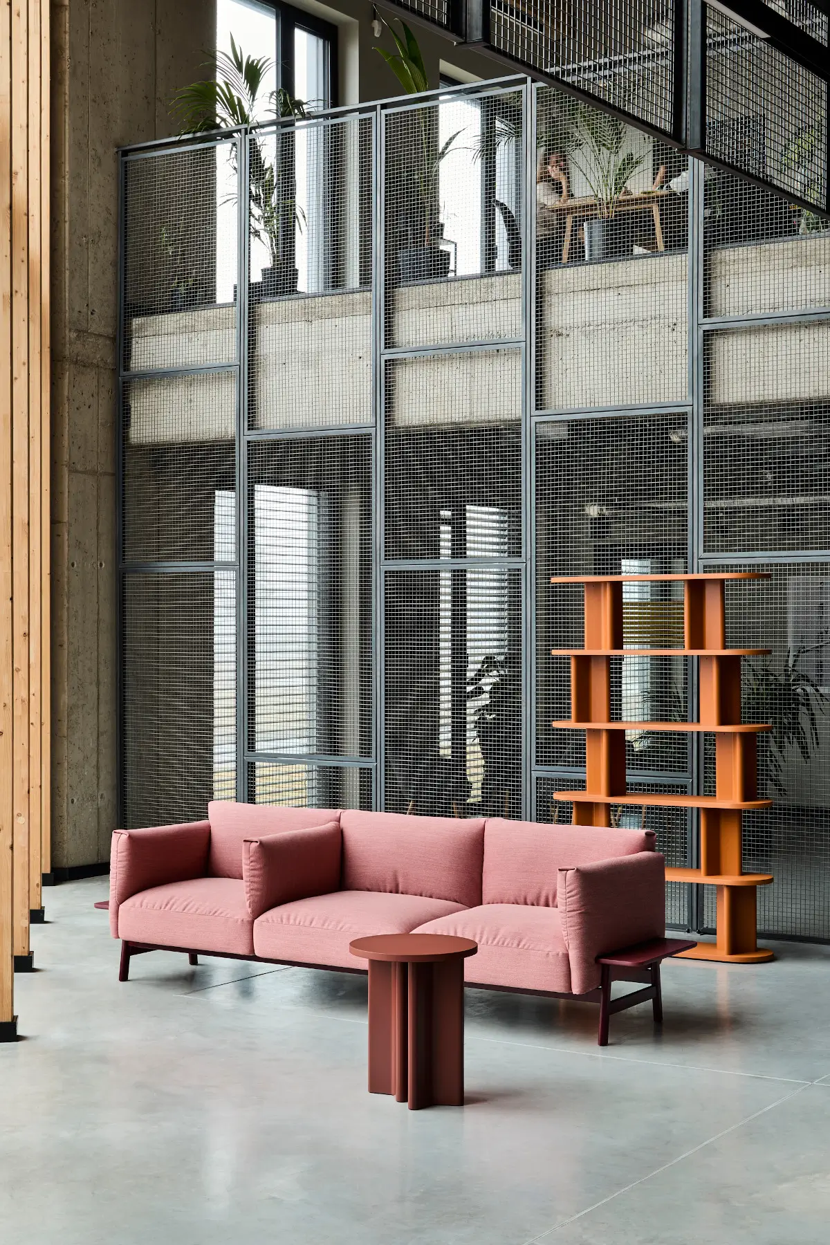 Noti Cactus Beistelltisch Ø 32 cm vor einem Sofa in modernem Lounge-Ambiente