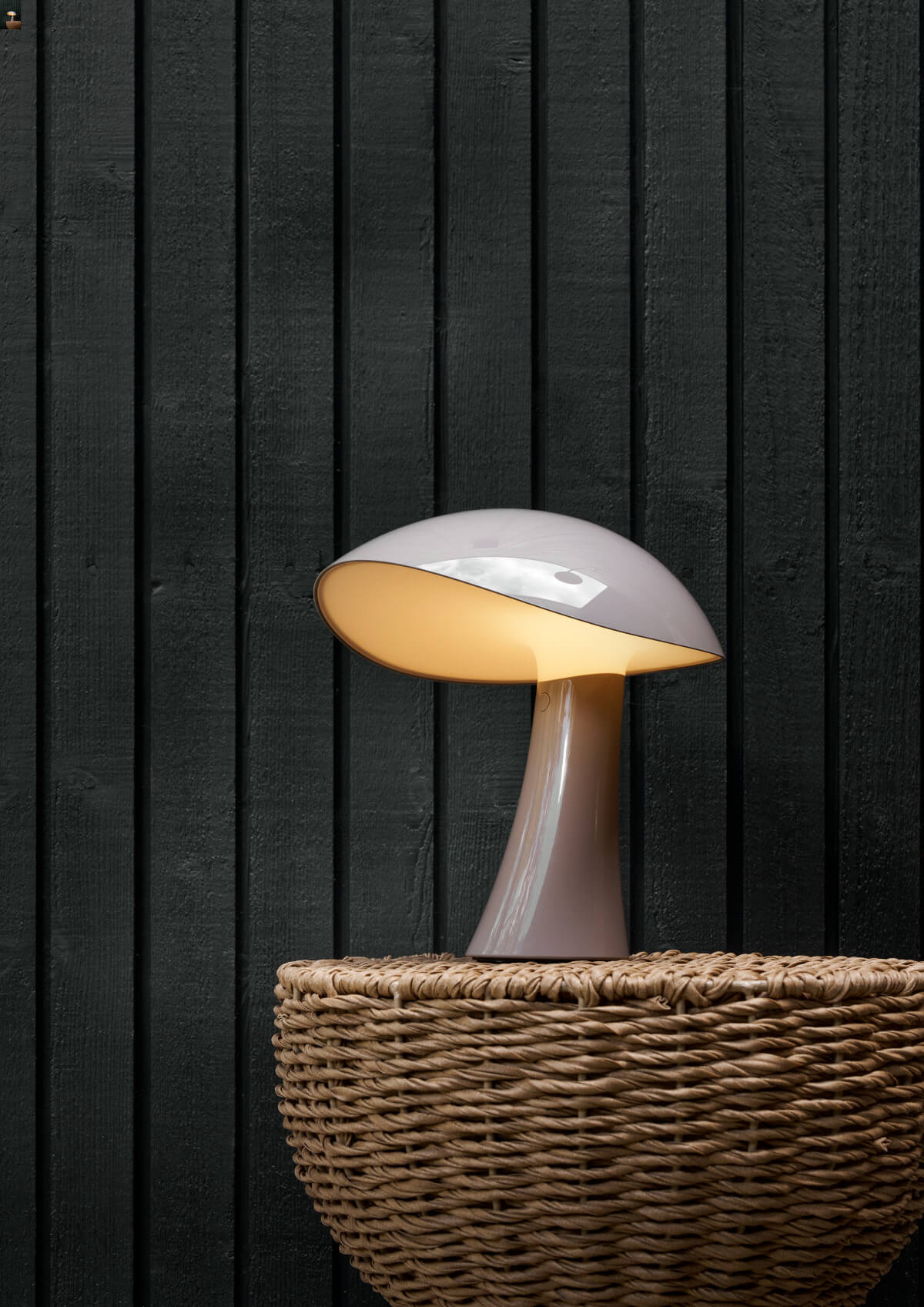 Kabellose Louis Poulsen Rumee 220 LED Tischleuchte mit dimmbarem Licht und minimalistischer Ästhetik.