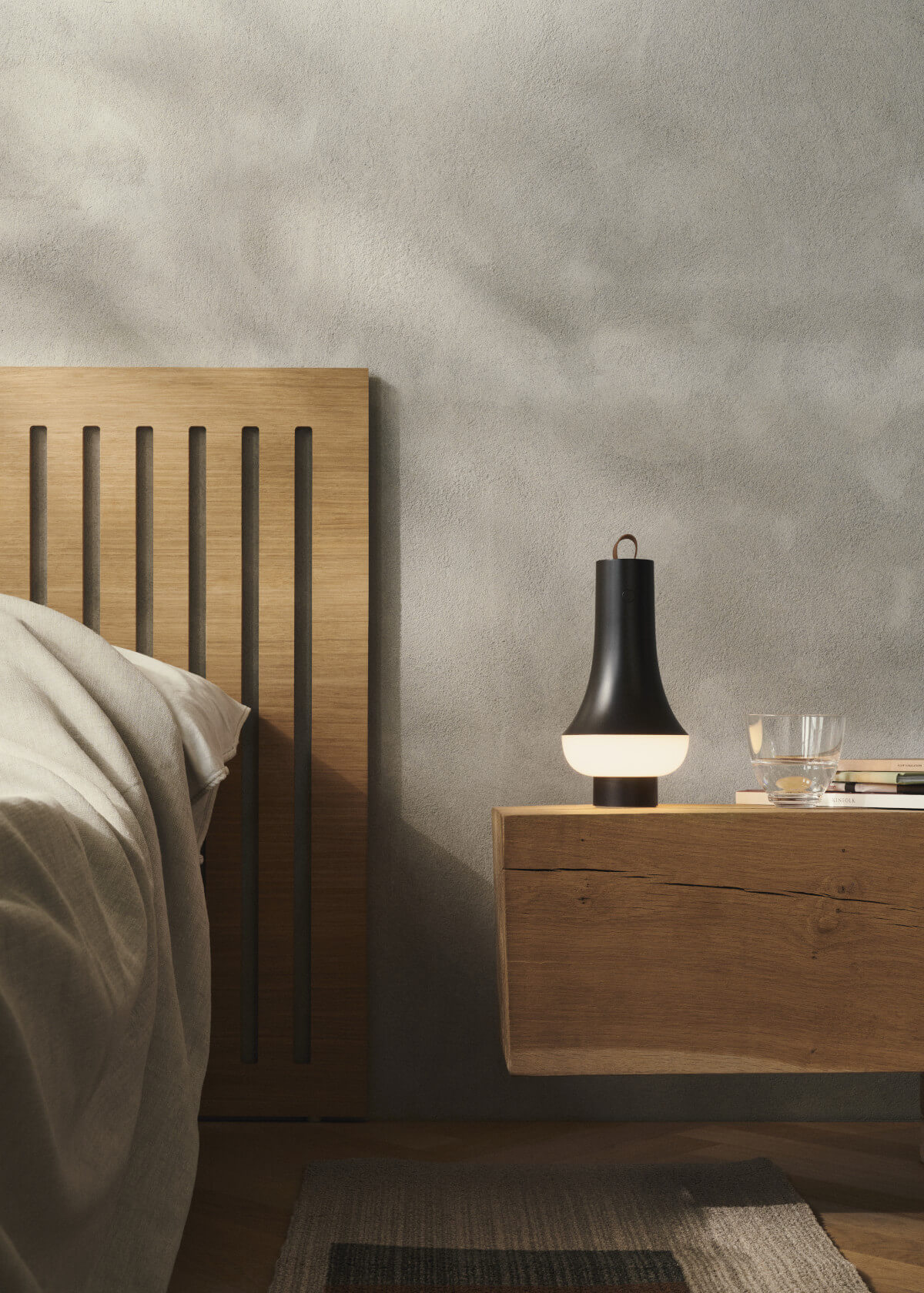 Kompakte Tomoshi Leuchte von Louis Poulsen, tragbar und langlebig, perfekt für gemütliches Licht unterwegs.