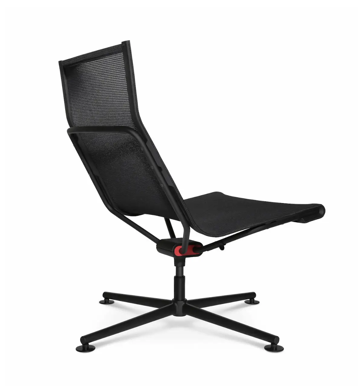 Schräg von hinten fotografierter Wagner d1 Low Lounge Loungesessel in Schwarz mit atmungsaktiver Netzbespannung und Viersternfuß.