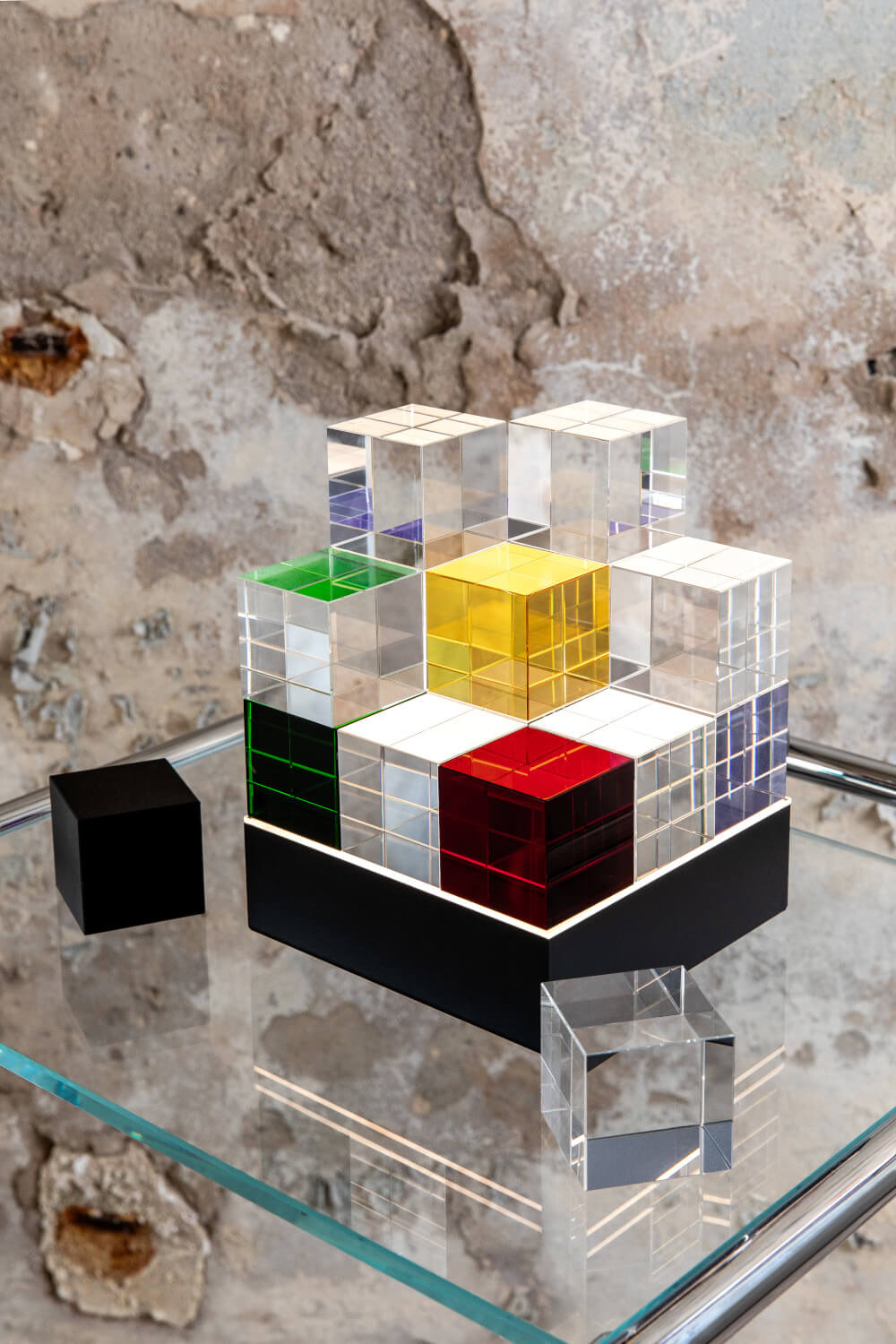 Detailansicht des Glaswürfel-Aufbaus der Tecnolumen Cubelight Move Black Edition Tischleuchte