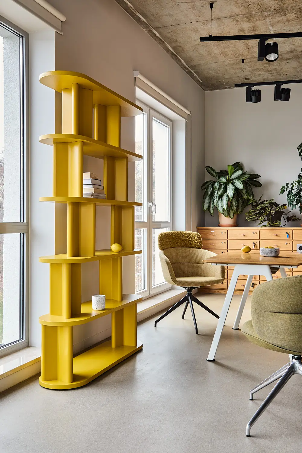 Noti Cactus Regal 120 x 191 cm – gelbes Design-Regal im modernen Büro