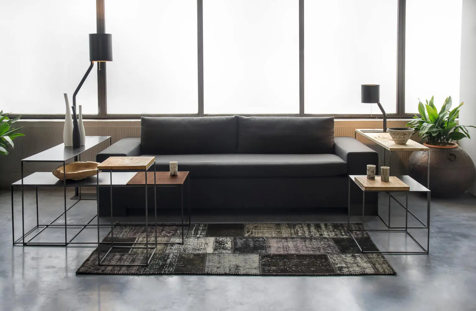 Zeus Slim Irony Beistelltische ergänzen eine moderne Loft-Einrichtung mit klaren Linien.
