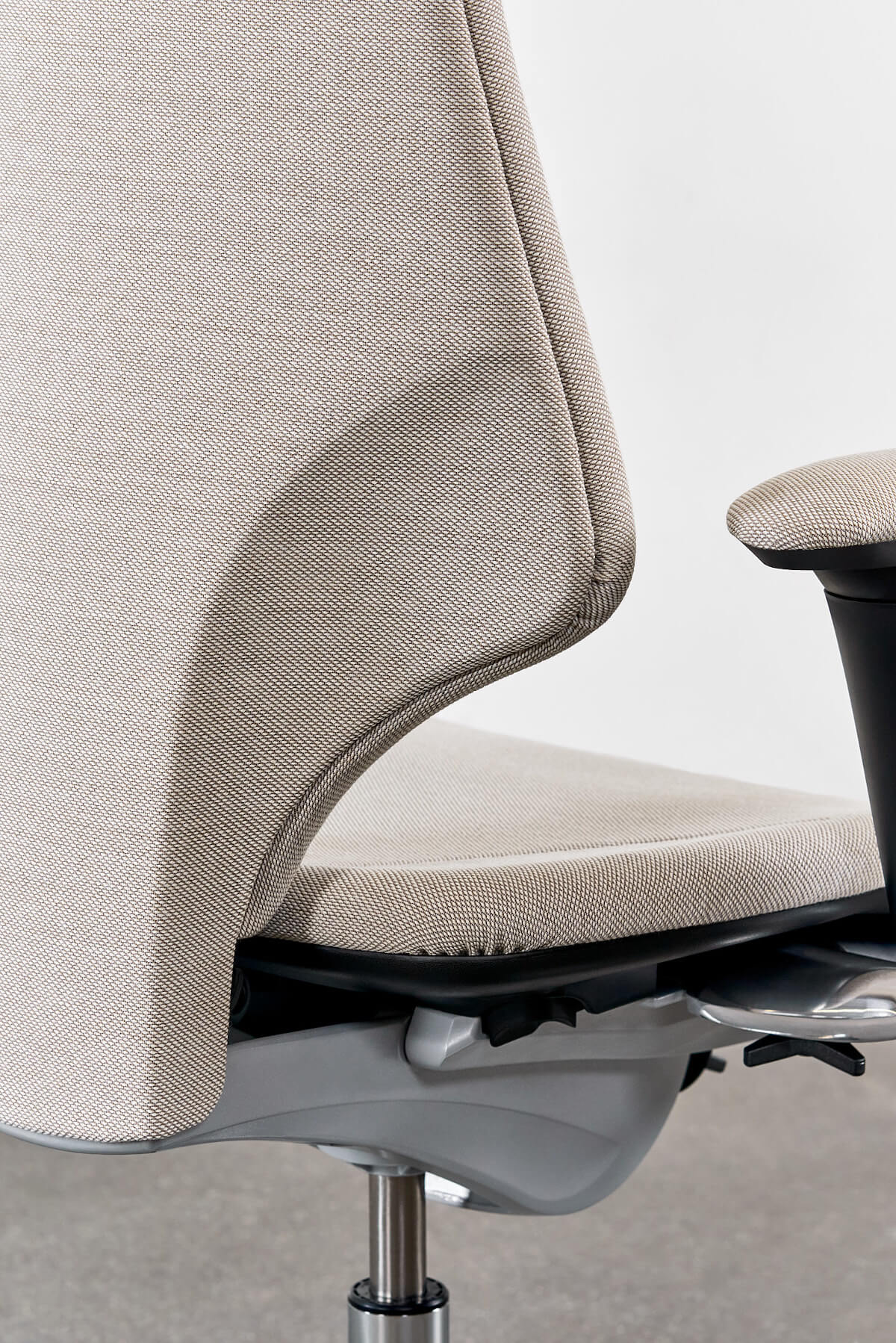 Giroflex 64-9778 Design Bürostuhl mit Kopfstütze, komfortablen Armlehnen und ergonomischer Unterstützung als Chefsessel