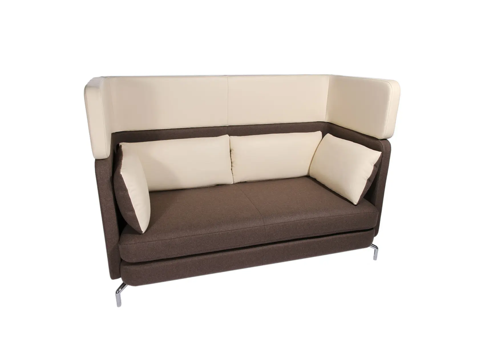 Wagner W-Lounge Highback Sofa in Braun mit cremefarbener Highback-Rückenlehne und Kissen aus schräger Perspektive für moderne Office- und Loungebereiche.