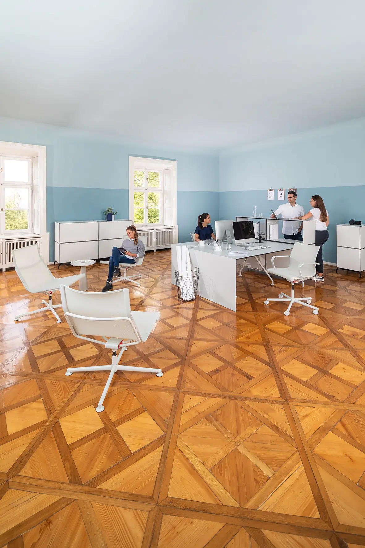 Wagner d1 Low Lounge in Weiß als Loungesessel in einem modernen Büro mit offenen Arbeitsplätzen und Loungezone.