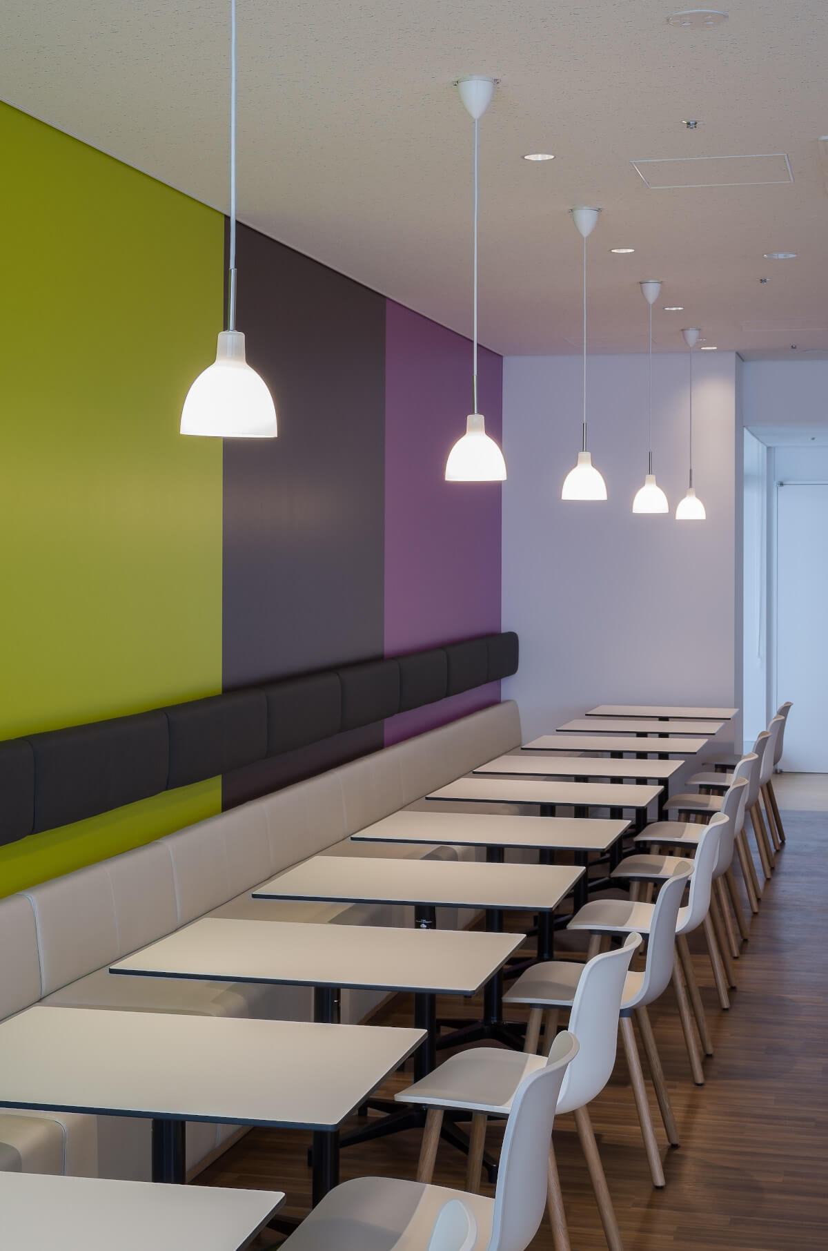 Toldbod Pendelleuchte von Louis Poulsen aus Glas – stilvolle Beleuchtung mit skandinavischem Design.