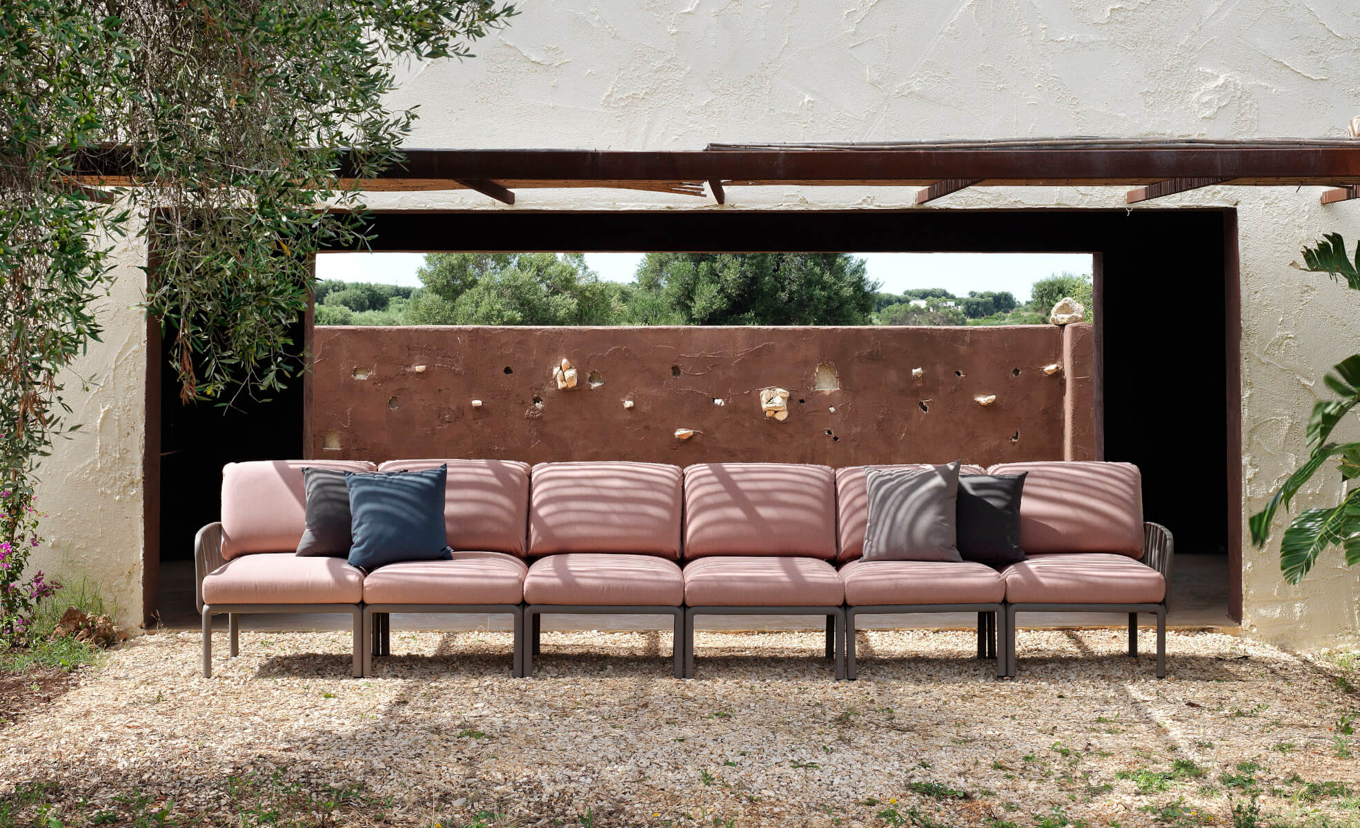 Nardi Komodo Modulsofa Mittelelement auf Terrasse, flexibel, wetterfest und langlebig – italienisches Outdoor-Design