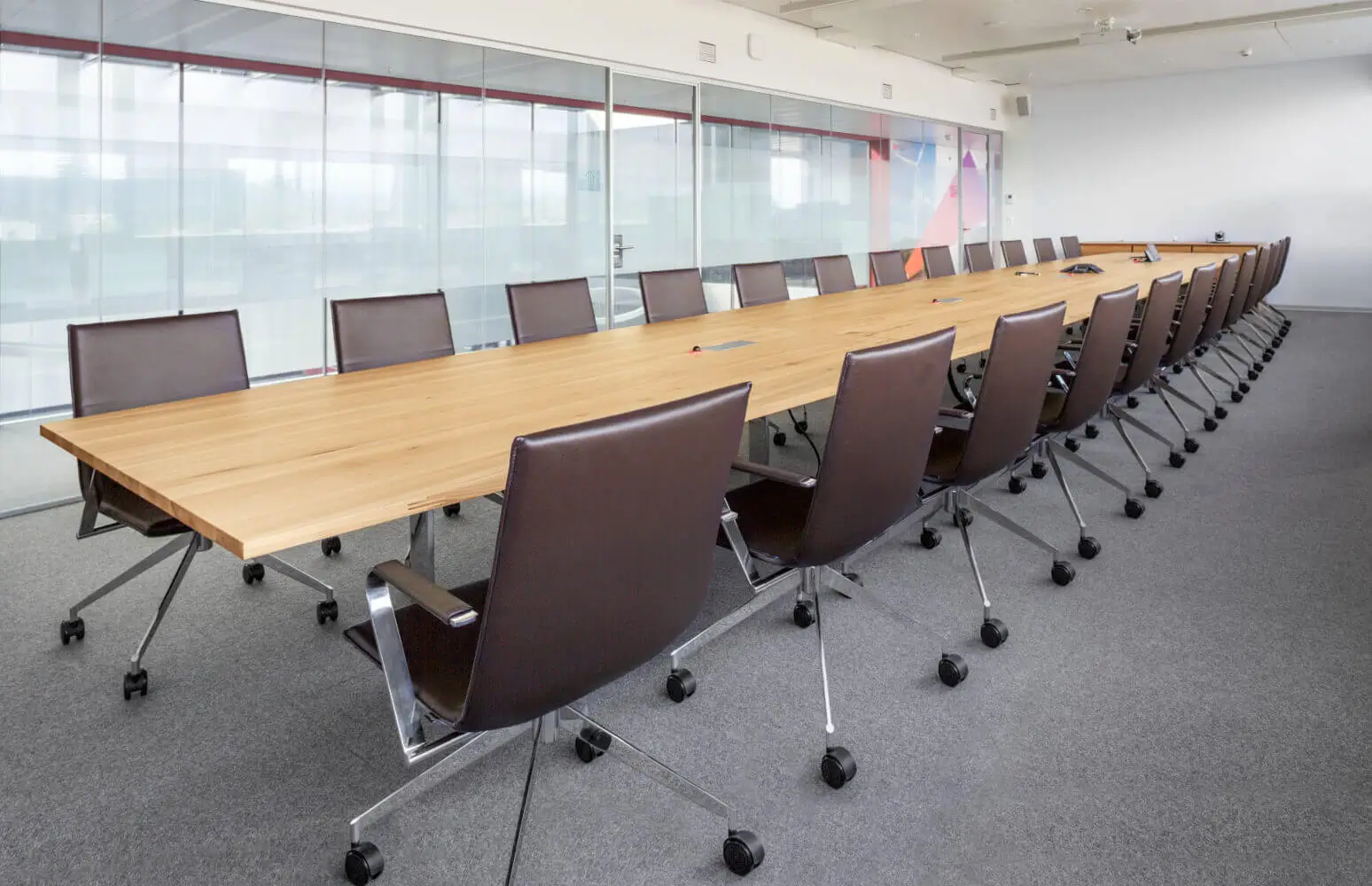 Girsberger Jack Bürostühle mit Rollen und Armlehnen als komfortable Sitzlösung für große Konferenz- und Besprechungsräume.