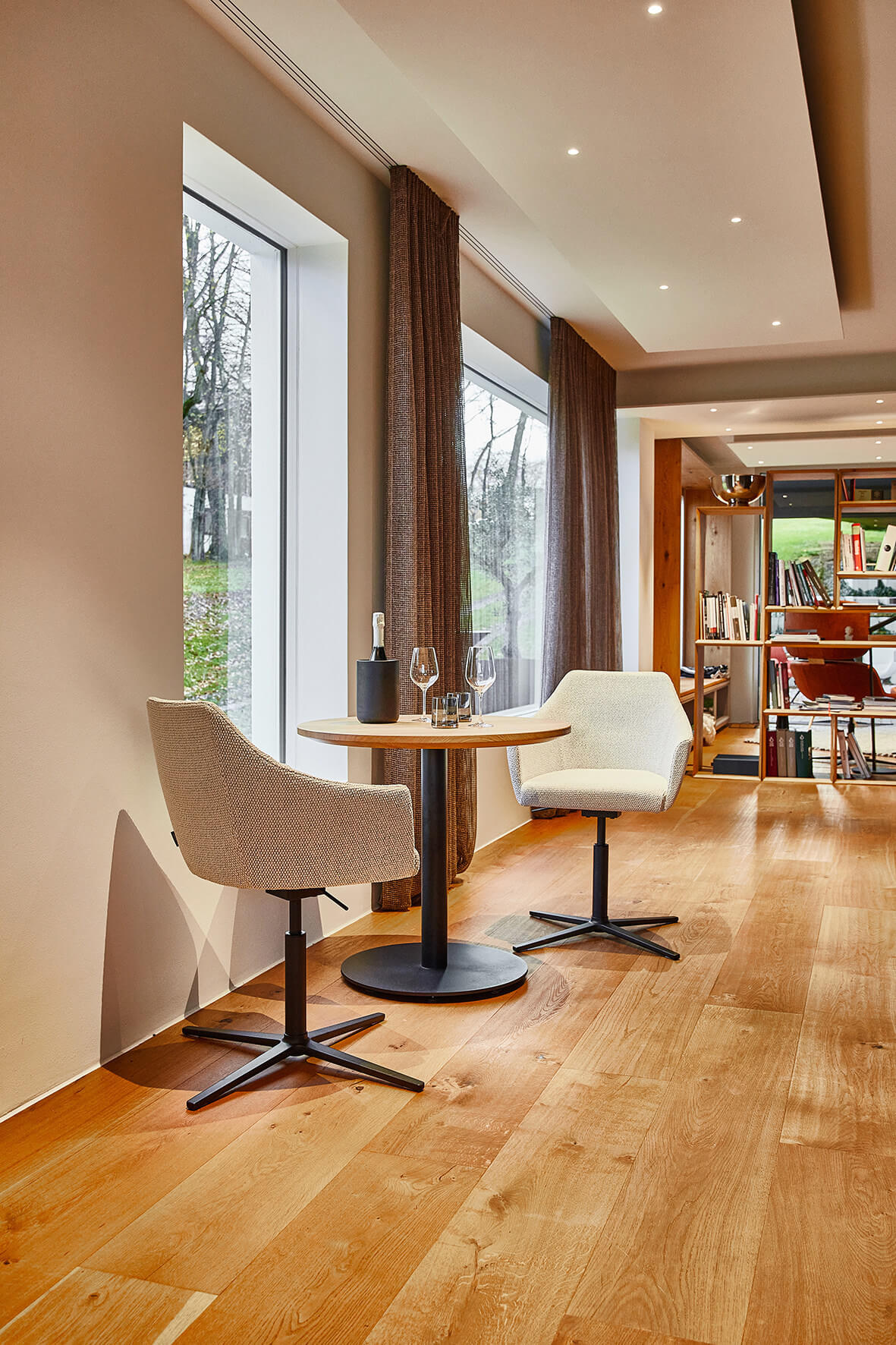 Moderner Wagner W-Cube 5 Design-Sessel mit höhenverstellbarem Holzgestell, ergonomisch und komfortabel für Arbeitsbereiche