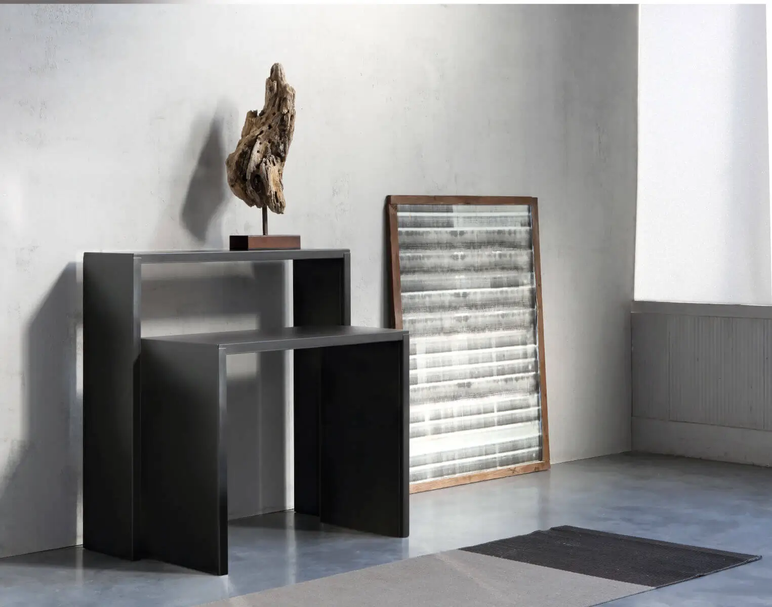 Zeus Irony Konsolentisch als stilvolle Ablage in einem modernen Wohnraum mit dekorativen Wohnaccessoires.