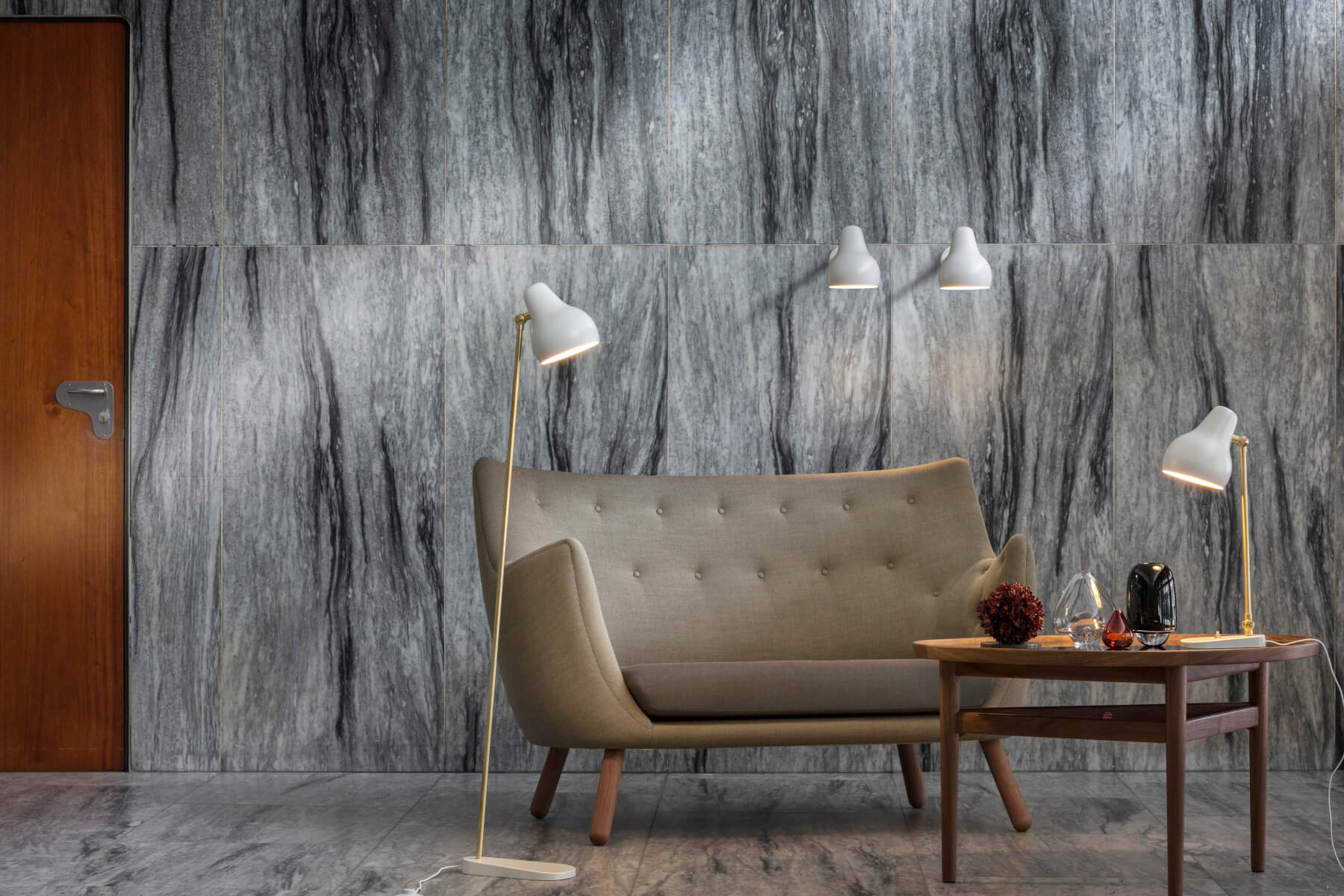 Louis Poulsen VL 38 Stehleuchte mit klassischem Design und dimmbarer Funktion für stimmungsvolle Beleuchtung.