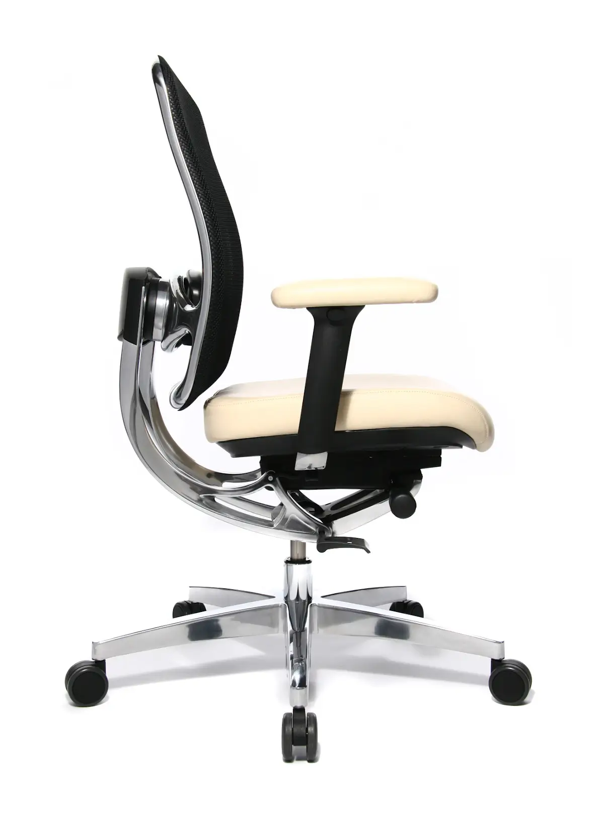 Seitenansicht des Wagner AluMedic Limited Bürostuhls mit schwarzer Netzrückenlehne, cremefarbenem Ledersitz, ergonomischer Sitzmechanik und Aluminium-Fußkreuz.