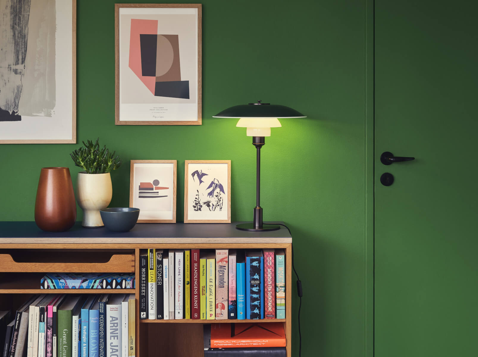 Elegante Louis Poulsen PH 3/2 Metallleuchte mit blendfreier Beleuchtung durch dreiteiligen Schirm aus Metall.