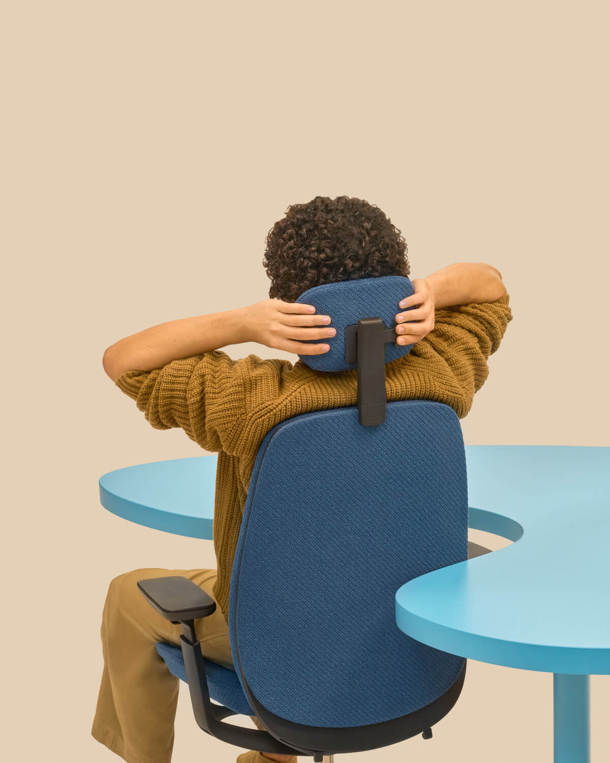 Profim Pace 101SFL Bürostuhl ergonomisch geformt mit weicher Polsterung und unterstützender Kopfstütze