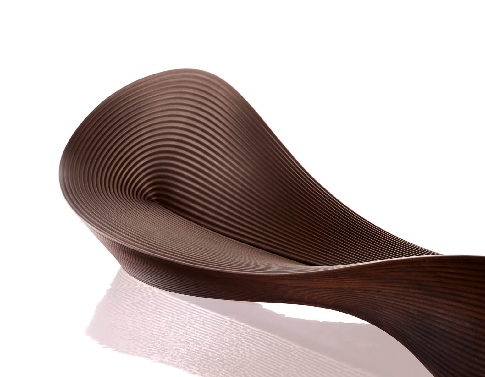 Magis Folly Bank im modernen Wohnbereich, leicht, elegant und hochwertig – authentisches italienisches Design