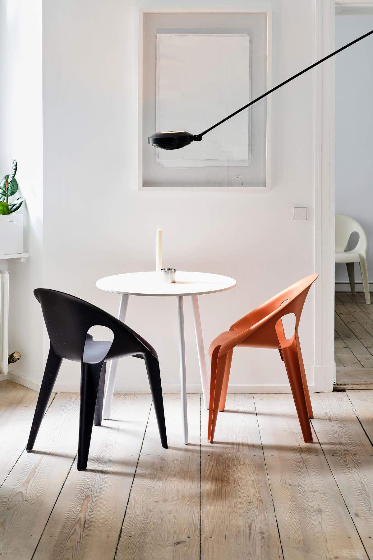 Magis Bell Chair in heller Küche, ergonomisch, flexibel einsetzbar, hochwertig gefertigt in Italien – modernes Ambiente