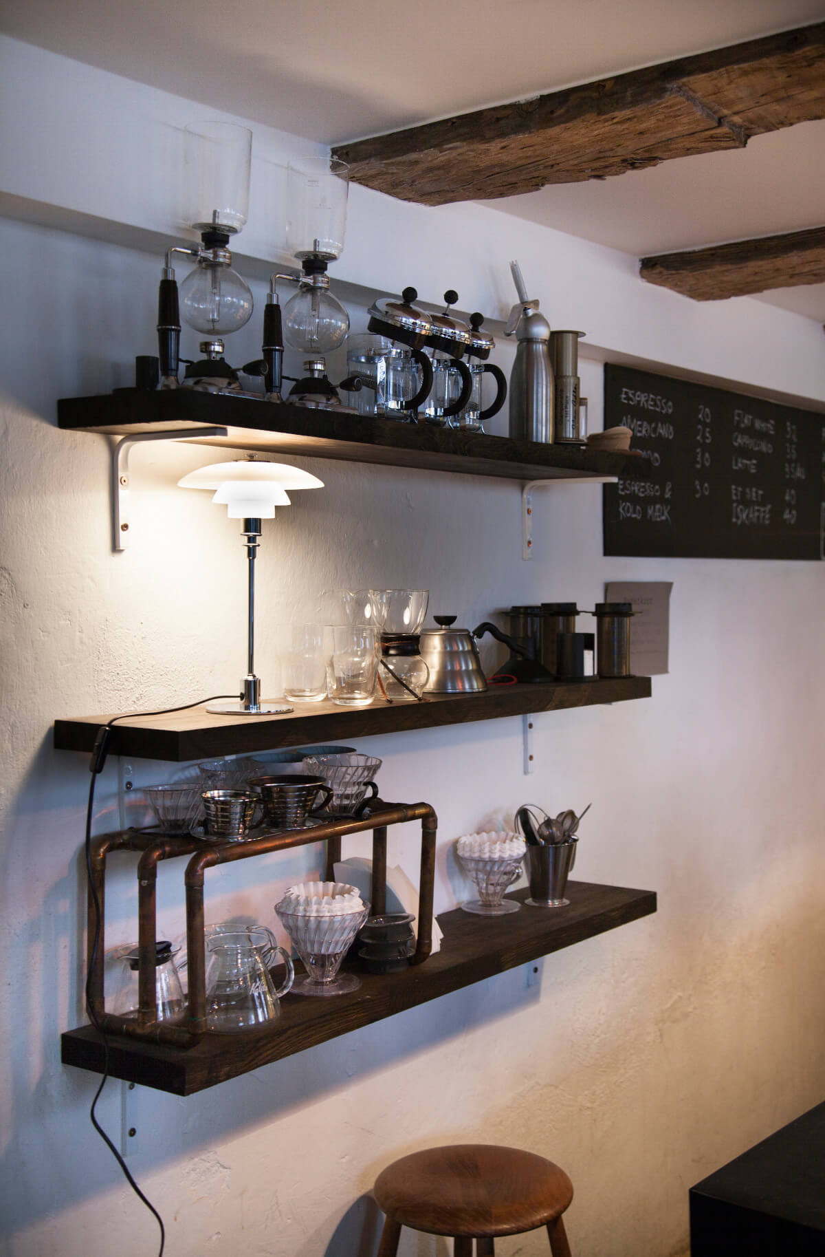 Designer-Tischleuchte PH 2/1 von Louis Poulsen mit hochwertiger Verarbeitung und harmonischem Licht.