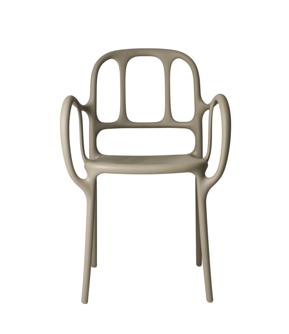 Magis Milà Stuhl beige, italienisches Design, komfortabel, modern, leichter Armlehnstuhl, langlebig