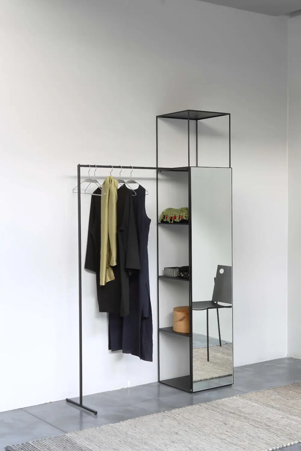 Zeus Slim Irony Mirabilia Regal mit Garderobe und Spiegel im modernen Flur.