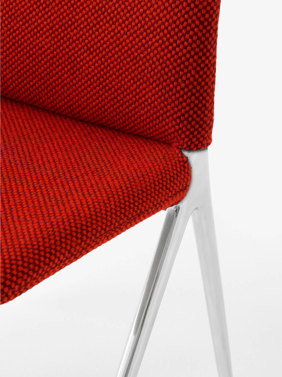 &Tradition Kape IF7 Stuhl Aluminium poliert mit Sisu 0655 Stoff, eleganter Esszimmerstuhl