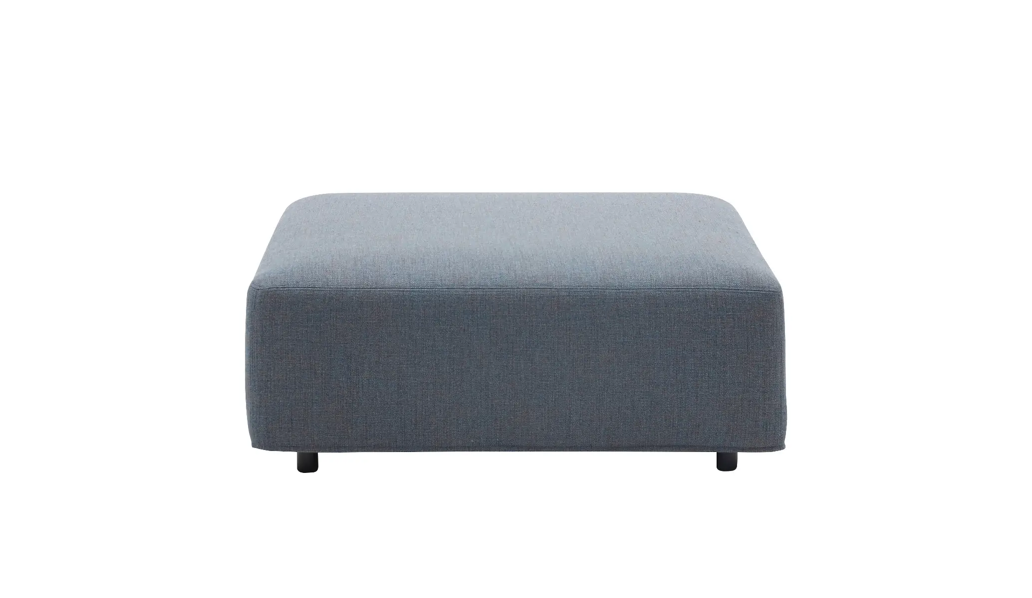 Softline Cabala Hocker in Blau in gerader Vorderansicht mit großzügiger quadratischer Sitzfläche, abgerundeten Ecken und vollständig gepolstertem Korpus.