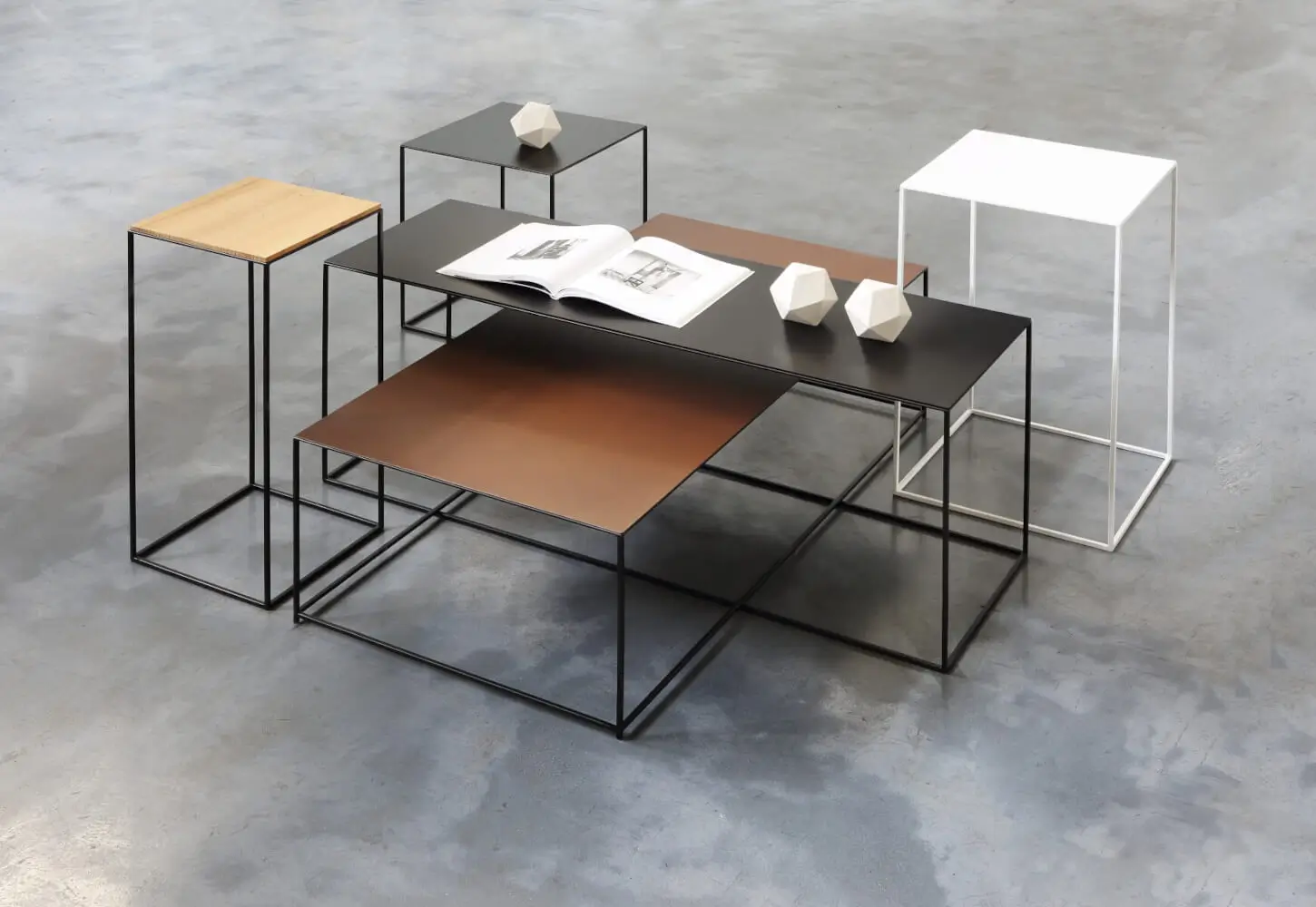 Zeus Slim Irony Beistelltische und Couchtische als harmonische Designkombination im Wohnraum.