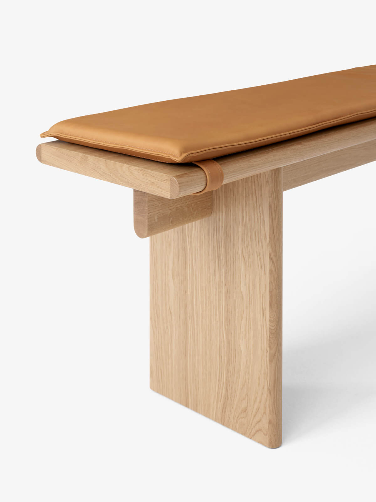 &Tradition Ita OS5 Sitzkissen aus noble Leder in Cognac, passend zur Ita Bank, komfortabel und stilvoll