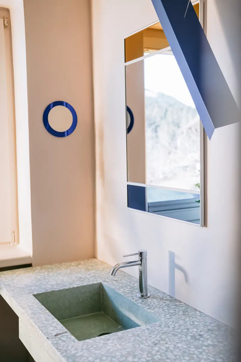 seebichl-hotel-kitzbuehel-badezimmer-magis-vitrail-spiegel.webp?width=3000