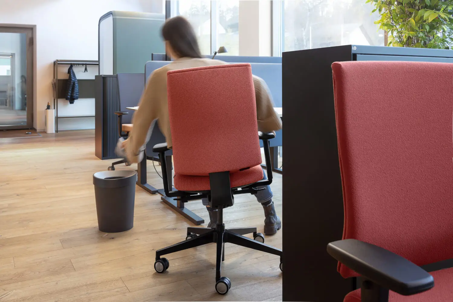 Girsberger Kyra Bürostuhl mit gepolsterter Rückenlehne und Armlehnen für komfortables Sitzen am modernen Arbeitsplatz.