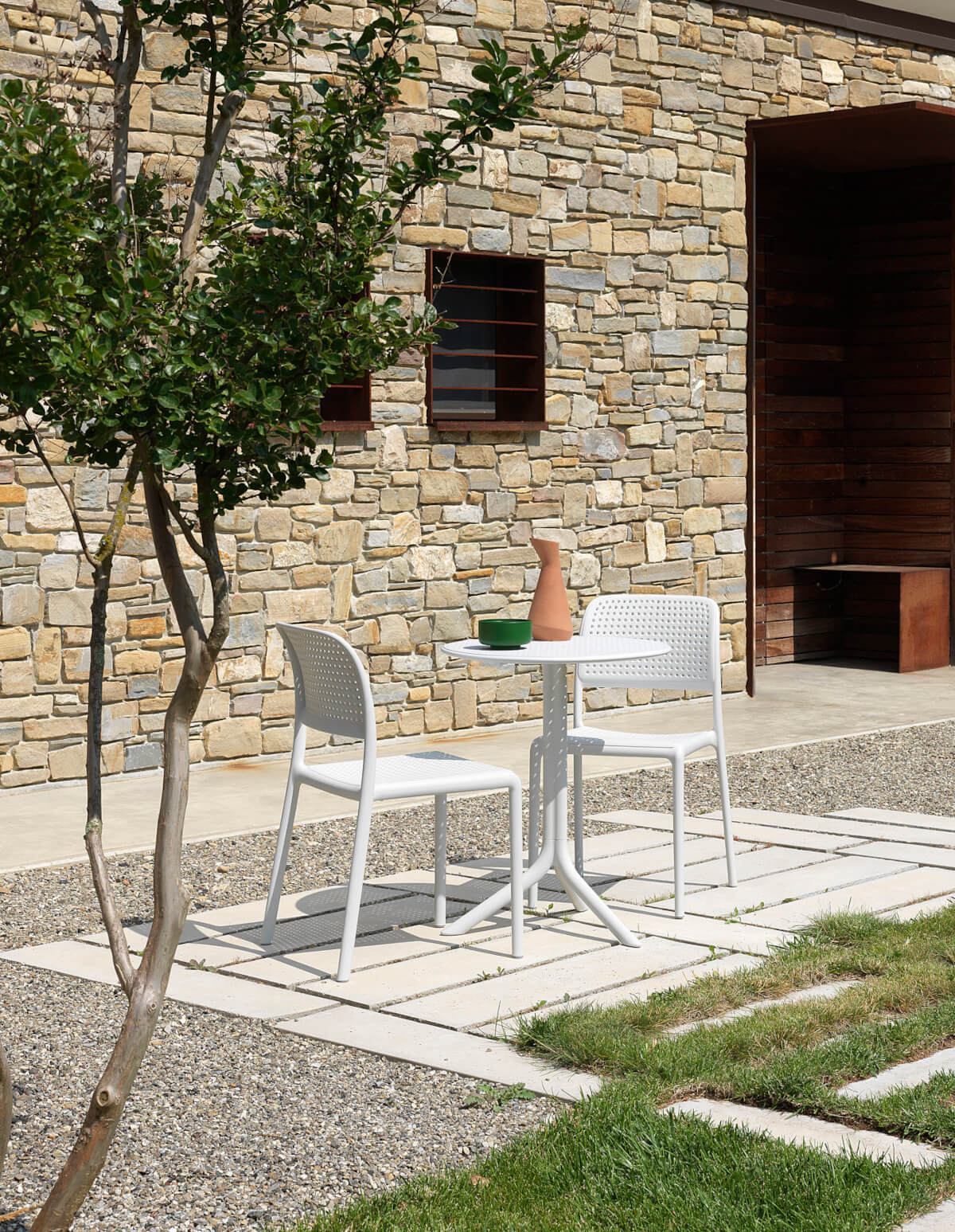 Nardi Bora Gartenstuhl im sonnigen Outdoor-Bereich, leicht, wetterfest und langlebig – italienisches Design für Terrasse