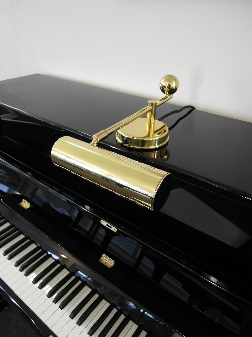 DS 28 Leuchte von Tecnolumen mit geometrischem Design, massiver Sockel und verstellbarem Reflektor für gezieltes Licht