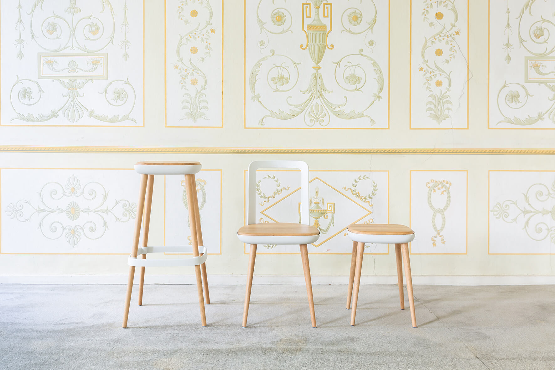 Wagner W-2020 Stuhl mit Kunststoffschale, Sitzfläche und Beinen aus massiver geölter Eiche – moderner Designerstuhl aus Holz