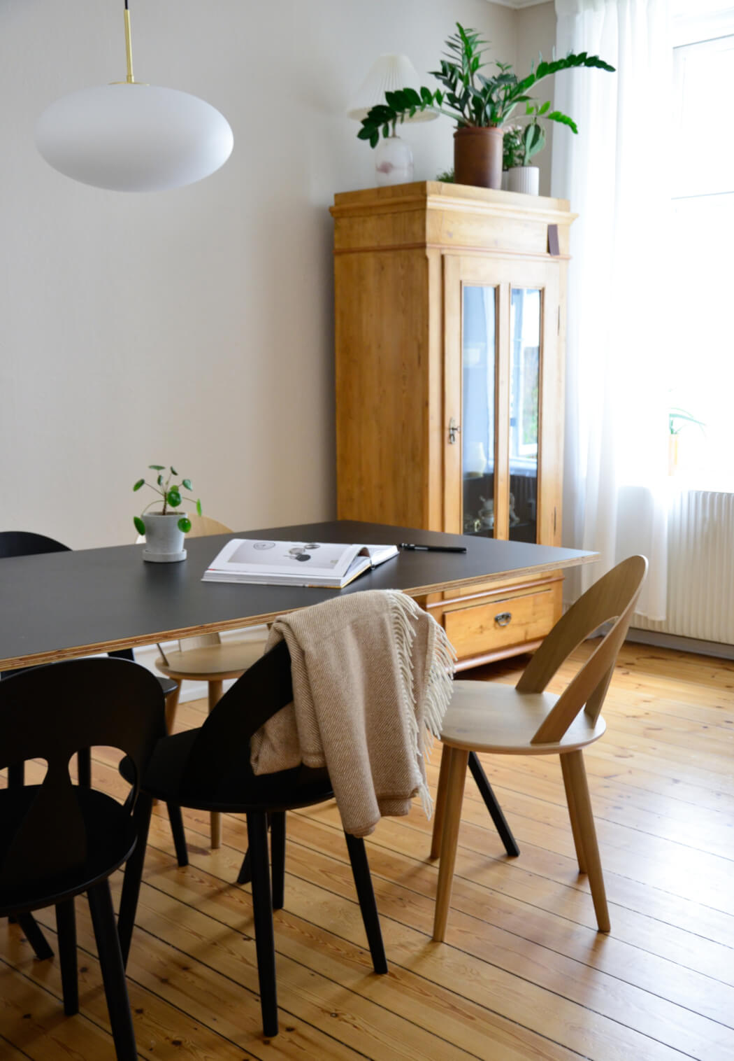 Moderner J67 Stuhl von FDB Møbler, Eiche natur, stilvoll im Wohn- oder Essbereich einsetzbar, schlicht und hochwertig