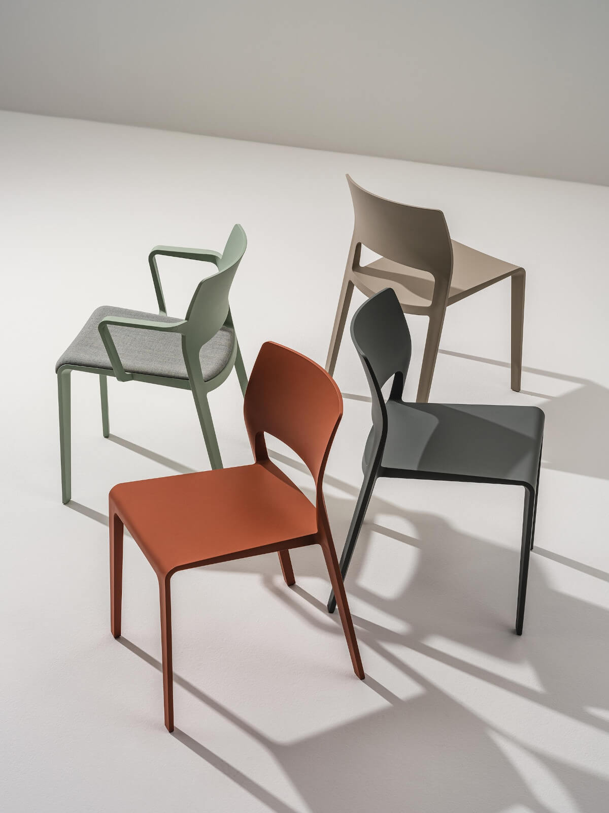 Arper Juno 02 Stuhl – moderner Designstuhl aus nachhaltigem Material, ideal für Esszimmer und Büros