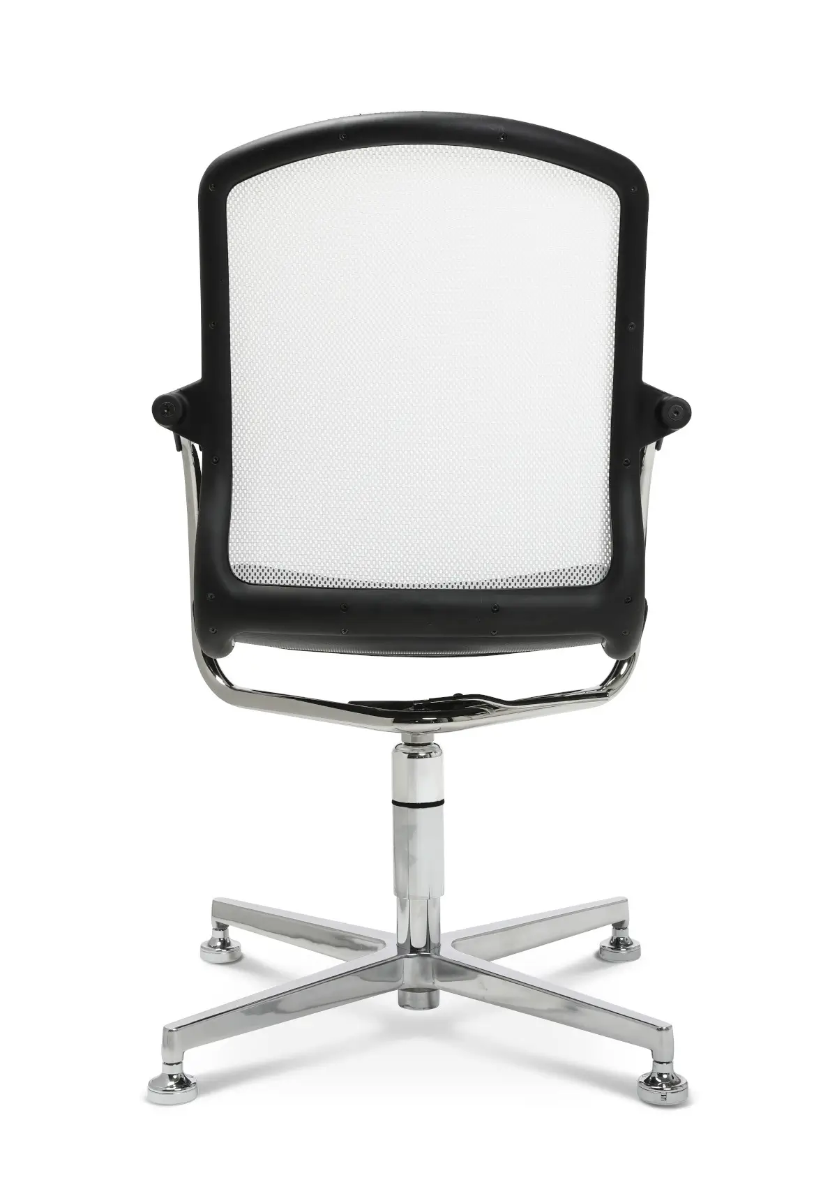 Rückansicht des Wagner AluMedic 50 3D Visit Besucherstuhls mit ergonomischer Netzrückenlehne und verchromtem 4-Strahl-Gestell.