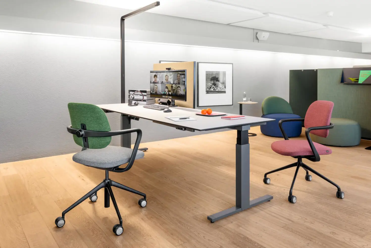 Girsberger Ategra Bürostühle an einem höhenverstellbaren Arbeitsplatz im offenen Büro.
