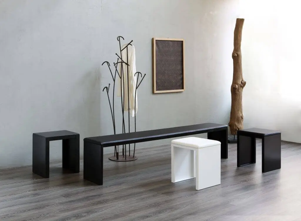 Zeus Irony Pad Hocker als Designhocker in einer stilvollen Inneneinrichtung.
